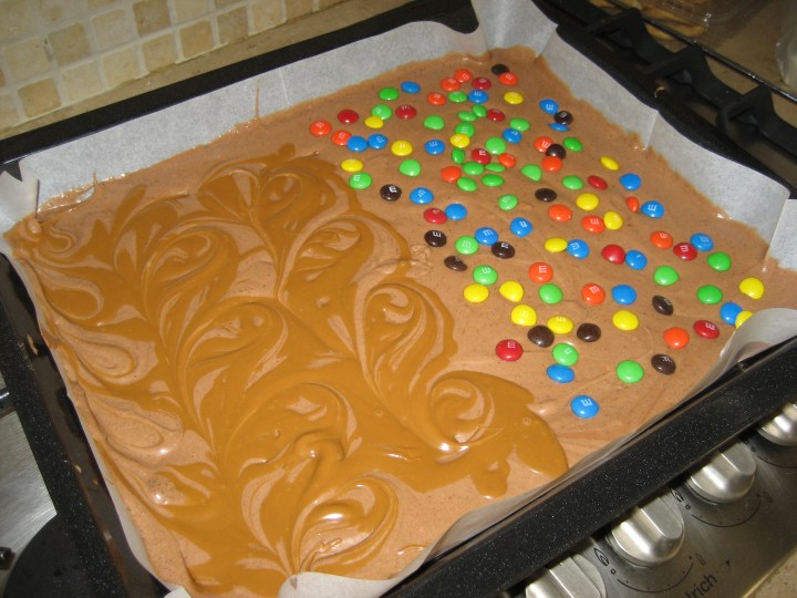 חצי M&M חצי ממרח לוטוס לפני האפיה