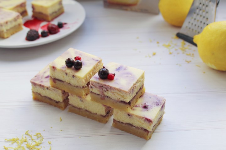 חיתוכיות גבינה ופירות&nbsp;יער