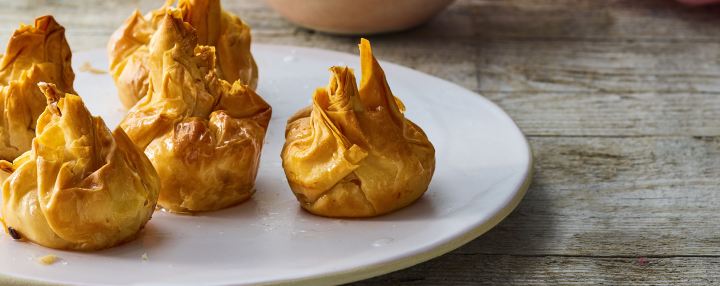 שקיקי פילו במילוי גבינה ופירות יער עם רוטב&nbsp;וניל