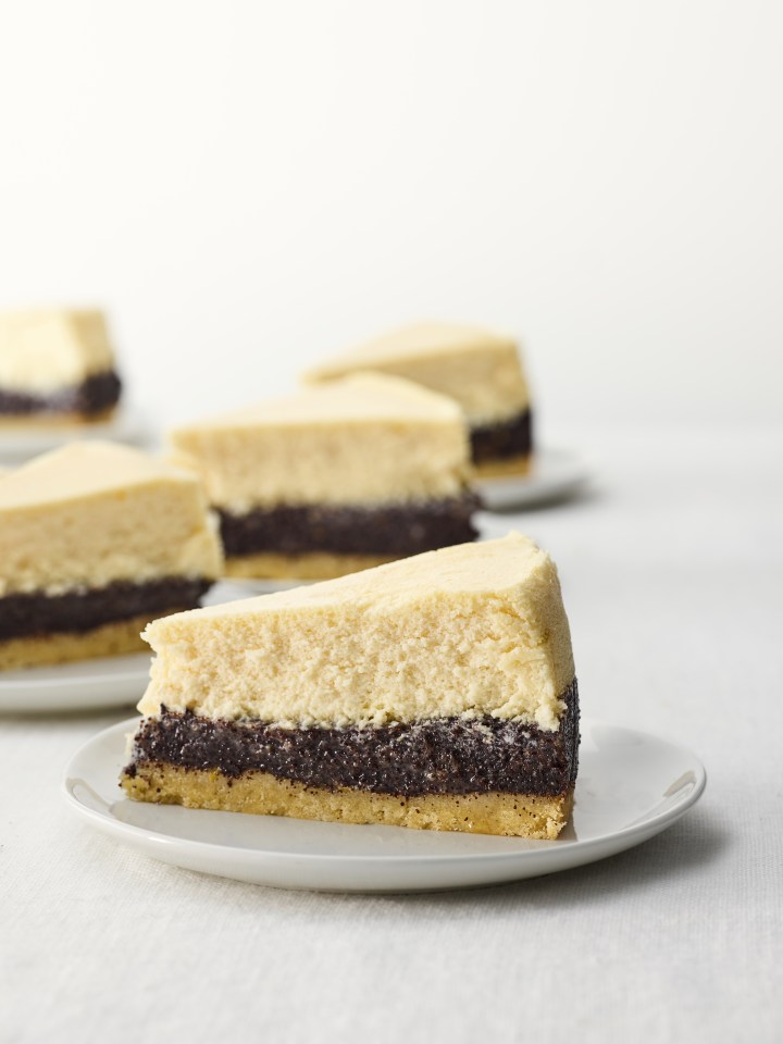 עוגת גבינה עם פרג, חלבה ואגוזי&nbsp;לוז