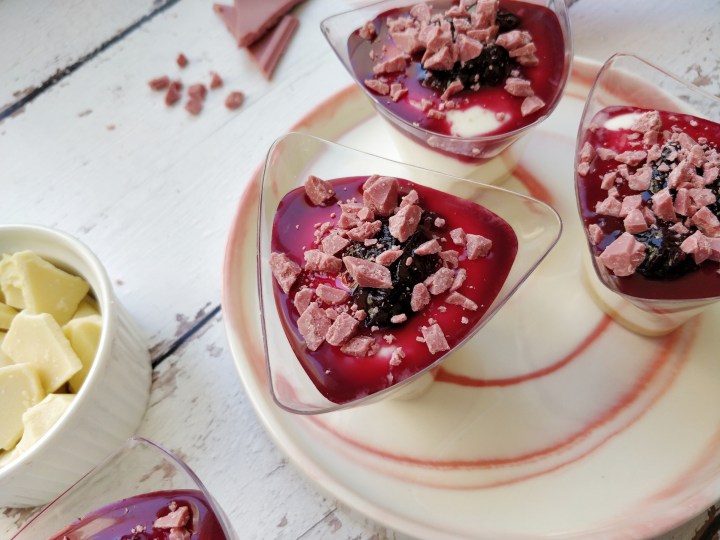 קינוחי כוסות גבינה ושוקולד לבן עם&nbsp;דובדבנים
